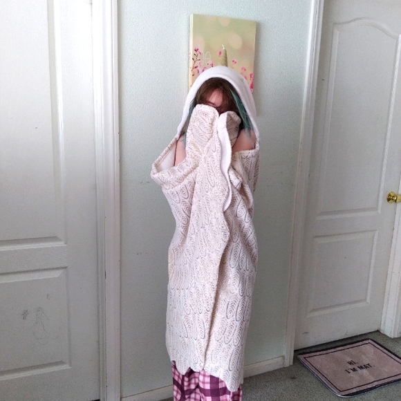 COPY - Justice Unicorn Wrap Blanket with Pockets, horn and tail fringe - Picture 5 of 9